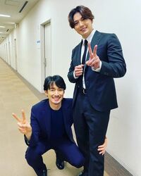 「尊い神様」「最高の写真」新田真剣佑、竹野内豊との“20年前と同じポーズ”での2ショットを公開し反響