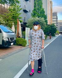 「立ち姿、嬉しくて泣けた！」ぺえの松葉杖をついて歩く“リハビリ姿”に励ましの声が殺到！