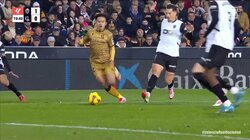 「ある意味久保がぶっ壊してる」久保建英の“股抜きドリブル”に捨て身の3枚ディフェンスで対抗「何がなんでもやらせないというスタイル」「マークえぐいって」