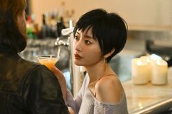 ウェディングドレス姿で手錠をかけられる松本まりか…1話冒頭から衝撃展開のドラマ『ミス・ターゲット』から目が離せない