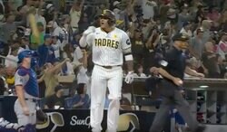 おい！ お前ら、もっと来んかい！ バットをぶん投げて叫ぶ“確信ブチギレ歩き”　パドレスの暴れん坊・マチャド、起死回生の豪快弾「カッコ良すぎる」「まさに4番」