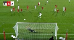 サポーターがブチキレ！「嘘だろ」「どこ蹴った？」 ゴールのはるか上に打ち上げた“PK大失敗” 偽名と年齢詐称で出場停止された“謎の男”がやらかした衝撃シーン