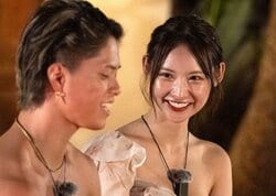 1番モテるあざと水着美女「汗かいてる」夜のプールで男子といちゃいちゃ