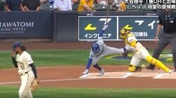 一体、何が起きた！？ 復帰したベッツに突然のハプニング発生！ 豪快フルスイング→漫画みたいなワンシーン