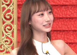 “奇跡の8頭身”を持つ超人気ラウンジ嬢、美脚あらわなミニ丈ドレス姿にスタジオ釘付け「とんでもないスタイル！」中学時代にスカウトされた過去も