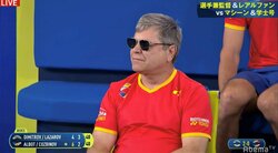 エルトン・ジョンに“激似”の監督が登場、“ツボった”実況が一時中断の珍事 「そっくりどころじゃないｗ」の声も【テニスATPカップ】