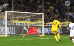 「感動した！」鈴木彩艶に“同じ手”は通じない！ 神反応で強烈ショットを防いだ瞬間「ナイスセーブ」現地メディアからも称賛の声