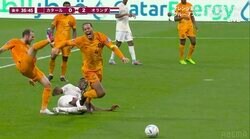 ボックス内で2人のディフェンスを撃破？カタール代表ムンタリが繰り出した必殺「1ショット2キル」スライディングが話題に