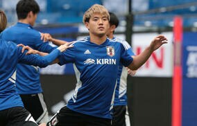 「黄色&青って新鮮」「すごく元気になる色」日本代表の新トレーニングウェアは“黄色“、堂安律が合宿スタートを報告