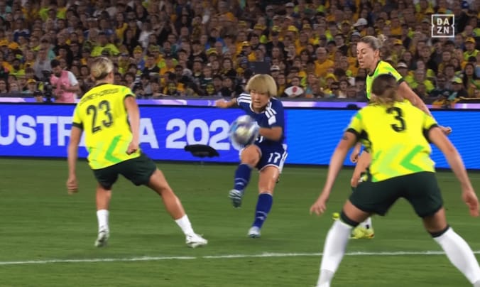 右足を振り抜く浜野まいか