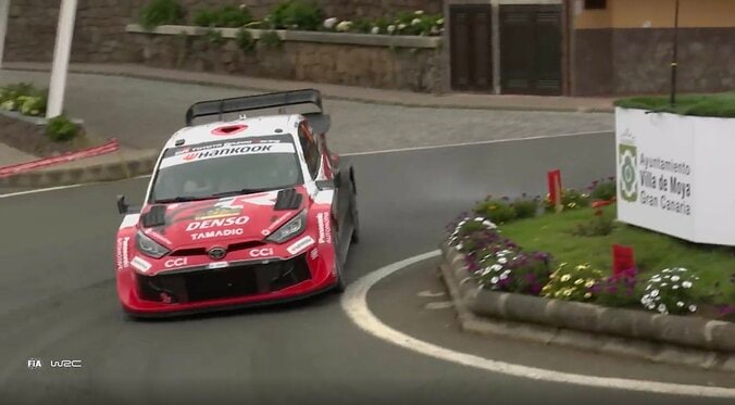 【写真・画像】世界ラリーで車が“ひっくり返る”衝撃アクシデント スタジアムの特設コースでまさか…場内騒然→安堵の拍手　1枚目