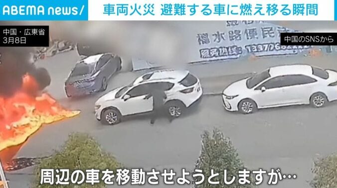 車に乗り込む運転手