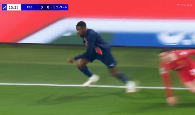 えっ、倍速映像！？ PSG最強ドリブラーの“超人突破”にファン衝撃「デンベレ神」「化け物や」「えぐいてぇ…」リヴァプール２選手を瞬殺した瞬間 4枚目