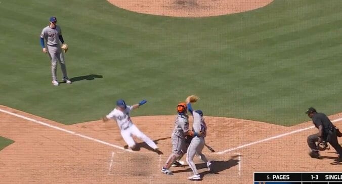 【写真・画像】どこ振ってんだよ！ 怪物右腕、とんでもなく浮きあがる“ライジングボール”「顔の位置やん」スキーンズ、内角高め“剛速球”の釣り球→マン振り奪三振　1枚目