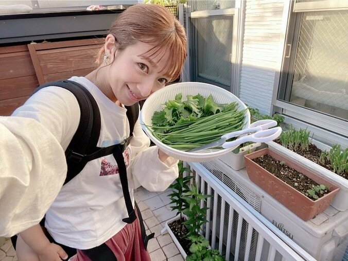 辻希美、家庭菜園で栽培している野菜を収穫「次から次へと生えてくる」 1枚目