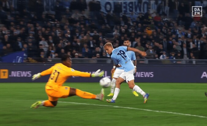 「ブラボー！」鈴木彩艶の“超反応ミラクルセーブ”に現地ファン驚嘆「若林源三だ」「すごいGK」セリエA公式厳選のスーパープレー２連発 4枚目