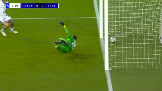 嘘だろ！バルサ守備陣もお手上げ“驚愕のヒールショット”にスタジアム騒然「なんだそのシュート」「おしゃれすぎだろ」 2枚目