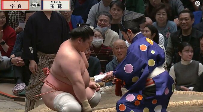 「髪型目立つ」大相撲千秋楽に人気タレントの姿 「リアクションが毎回オモロイw」熱心な姿も話題 3枚目