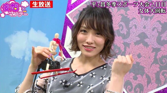 胸の谷間からスキージャンプ！セクシーすぎる「冬季スポーツ大会」開催 1枚目