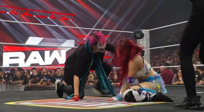 「レフェリー何してる！」「ひどい」日本人女子レスラーが衝撃の介入 タップしても離さず大ブーイング 因縁は“史上初”の直接対決へ 2枚目