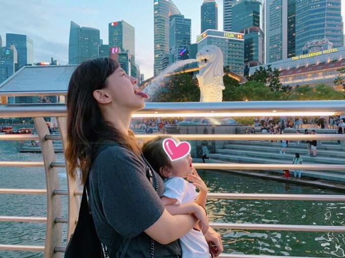 「私もテンション上がって変顔で…」藤本美貴、正月に家族でシンガポール旅行 1枚目