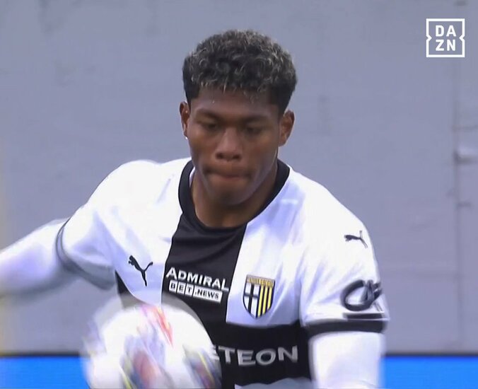 【写真・画像】驚愕！ 鈴木彩艶の“低弾道レーザービーム”が「えぐい」「エデルソンみたい」「惚れ惚れする」50mピンポイント・フィードにファン騒然　1枚目