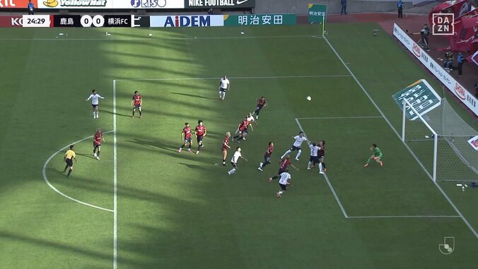 「流石にキレすぎ」鈴木優磨、味方への交錯プレーに憤慨→相手DFに突進してピッチ騒然「仲間がやられるとスイッチ入っちゃうんだろうな」 4枚目