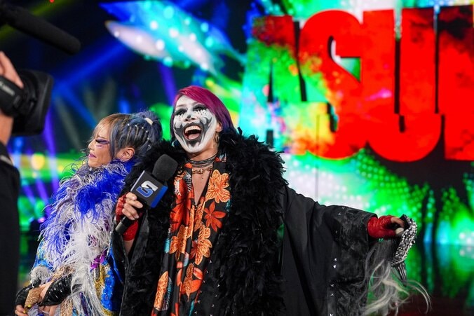 【映像】“クラゲみたい”な美女レスラーの奇抜衣装