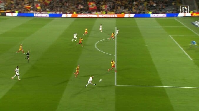 なんだこれは？伊東純也、GKを惑わせる“幻惑キック”がSNSで話題「狙った？」「すげーいいシュートみたいになった」 5枚目