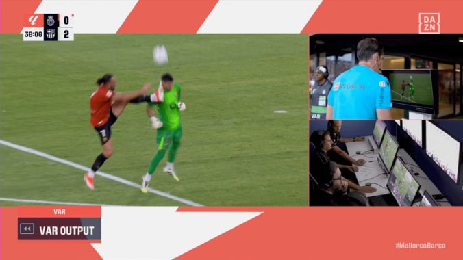 「がっつり蹴り入れてる」“衝撃ハイキック”で浅野拓磨チームメイトにレッドカード！「あの高さまで上げるのやばすぎ」バルサGKの首＆顔に直撃 2枚目