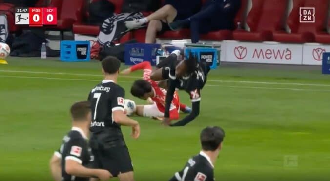 「エグすぎる」川﨑颯太、爆速スピード→“豪快スライディングタックル”炸裂「メンタル強い」ファウル判定に不満… 体ごと吹っ飛ばす一撃 4枚目