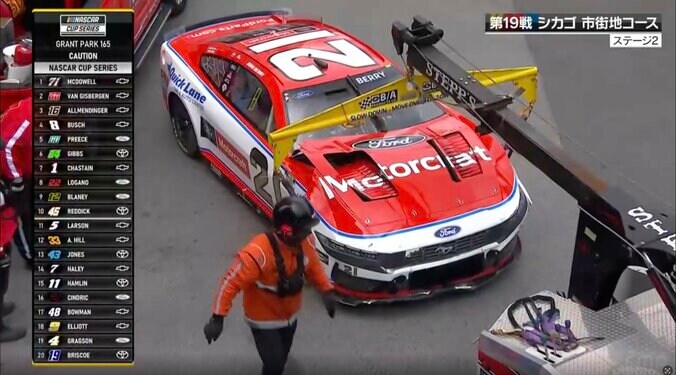 そのまま動くことができずレッカー車によって牽引される