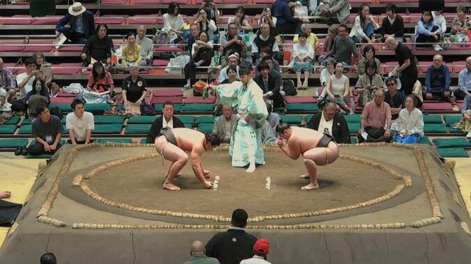 「おっ!」「正面溜席で」大相撲、行司の真後ろに鎮座するミュージシャンの姿 注目若手力士の取組でカメラに抜かれひと際の存在感 2枚目