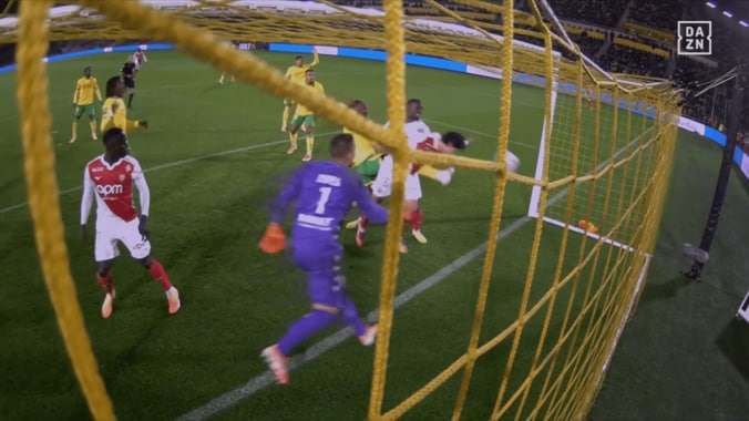 南野は上手く頭でボールを押し込んだが…