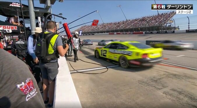 【写真・画像】史上3人目の開幕6戦4勝もまさか…緊急ピットインで “窓を外す”異例の光景、ペナルティで最後尾転落も大逆転V　1枚目