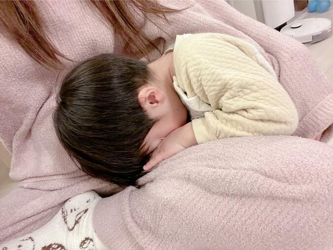  辻希美、愛おしく感じる三男の行動「眠たくなると私の所に必ずくる」  1枚目