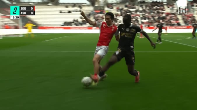 「フィジカル強っ！」中村敬斗、大型DFにデュエル勝利→急加速ドリブルでイエロー誘発「体の入れ方うまい」ファン称賛 5枚目