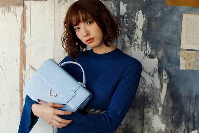 アニメ『血界戦線 & BEYOND』レオナルドとクラウスが手元に！　佐藤さきコラボのショルダーバッグとポーチが発売 1枚目