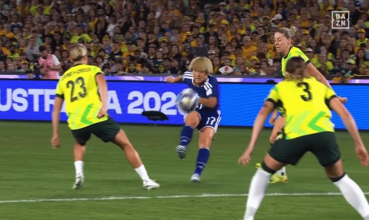 右足を振り抜く浜野まいか