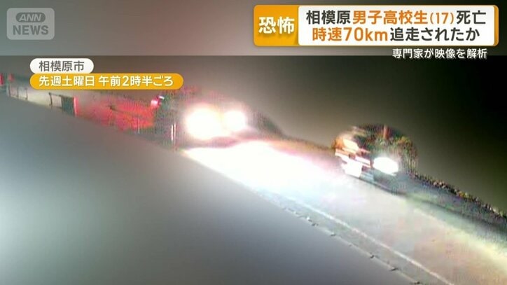バイクを追うように走る1台の車
