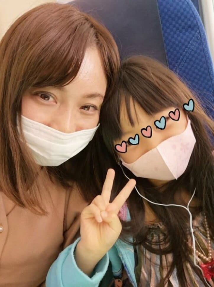 蛯原英里、機内での子ども達の様子を公開「空の旅は快適でした」