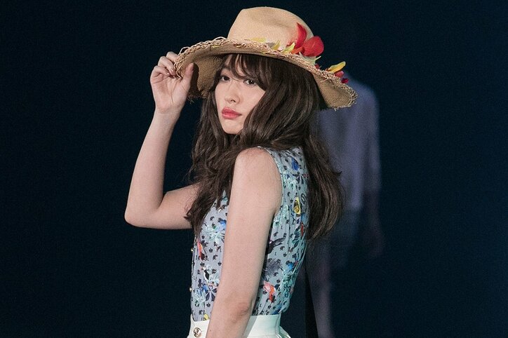 モデルとしての強みは“人柄”!? 小嶋陽菜がガルアワにゲスト出演、因縁の“東スポ”についてコメントも