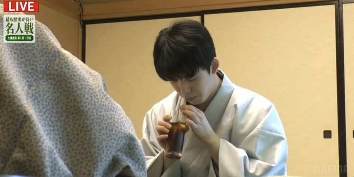 渡辺明名人は“ごくごく”、藤井聡太竜王は“ちゅーちゅー” ドリンクの飲み方にも個性?ファンも注目「かわいい」「豪快ね」