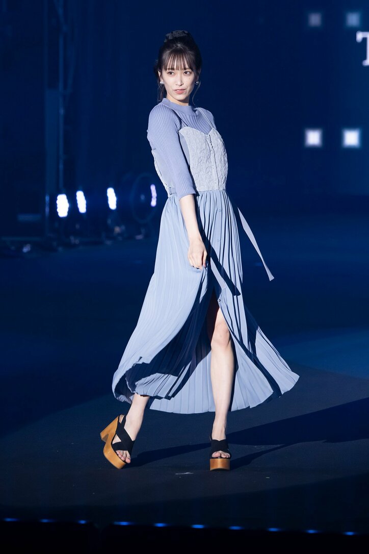 小坂菜緒が美しいうなじを披露！ 日向坂46ファッション誌専属モデル7名が『TGC』に集結