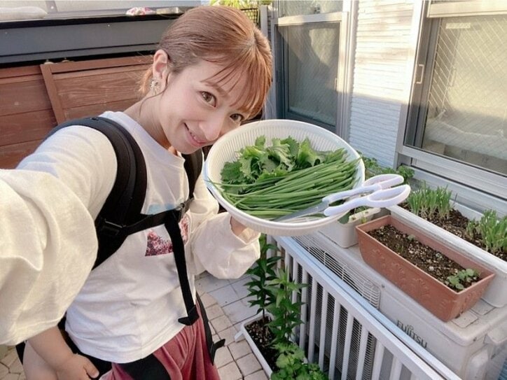 辻希美、家庭菜園で栽培している野菜を収穫「次から次へと生えてくる」