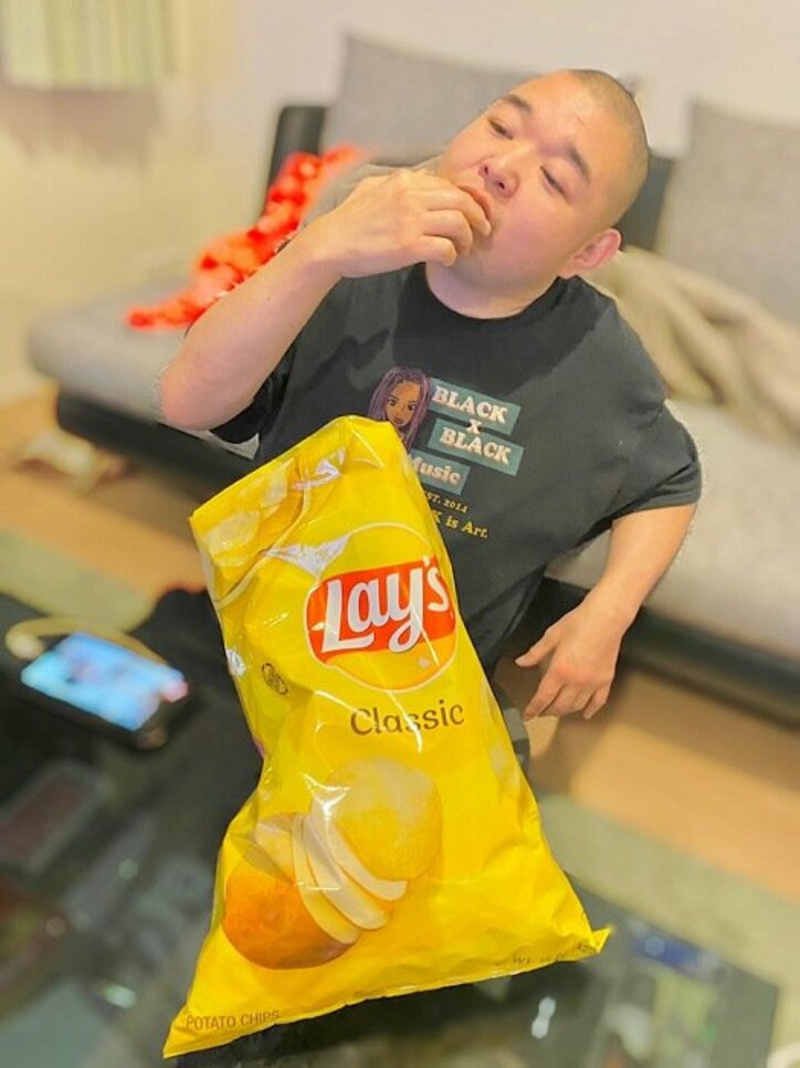 内山信二の妻、夫が菓子を食べる姿にコメント「これぞ…デブの極み」