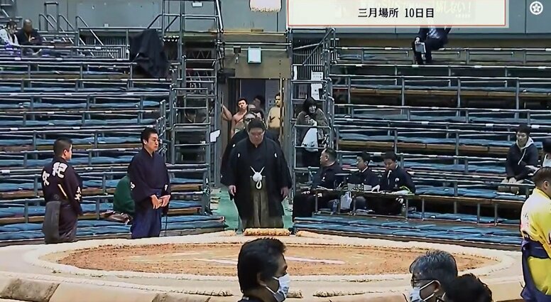 「すごいワンピ」「グッズすご」大相撲、朝一番から熱烈女性ファンの後ろ姿 “整った”応援スタイルに驚嘆の声