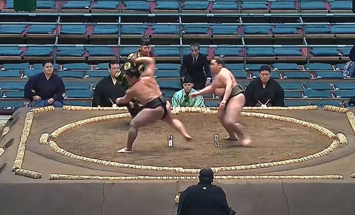 イカツイ土俵 たった“一撃”で…力士が土俵の反対側に吹っ飛ぶ光景に館内どよめき