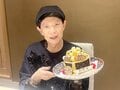 パーキンソン病を公表・美川憲一、80歳の誕生日を水谷豊・由紀さおりらの豪華なメンバーに祝ってもらったことを報告「皆様ありがとうございました」