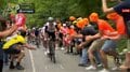 「危ない！」あわや観客が選手と接触 実況驚きの瞬間 バスクの応援はまるでオレンジ色の壁！ 選手はモーセの十戒のごとく、沿道の人の波を割ってレースを走る